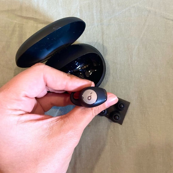 Soundcore Wirelesss Earbuds with Charging Case + Extra Ear Tips - Picture 3 of 3